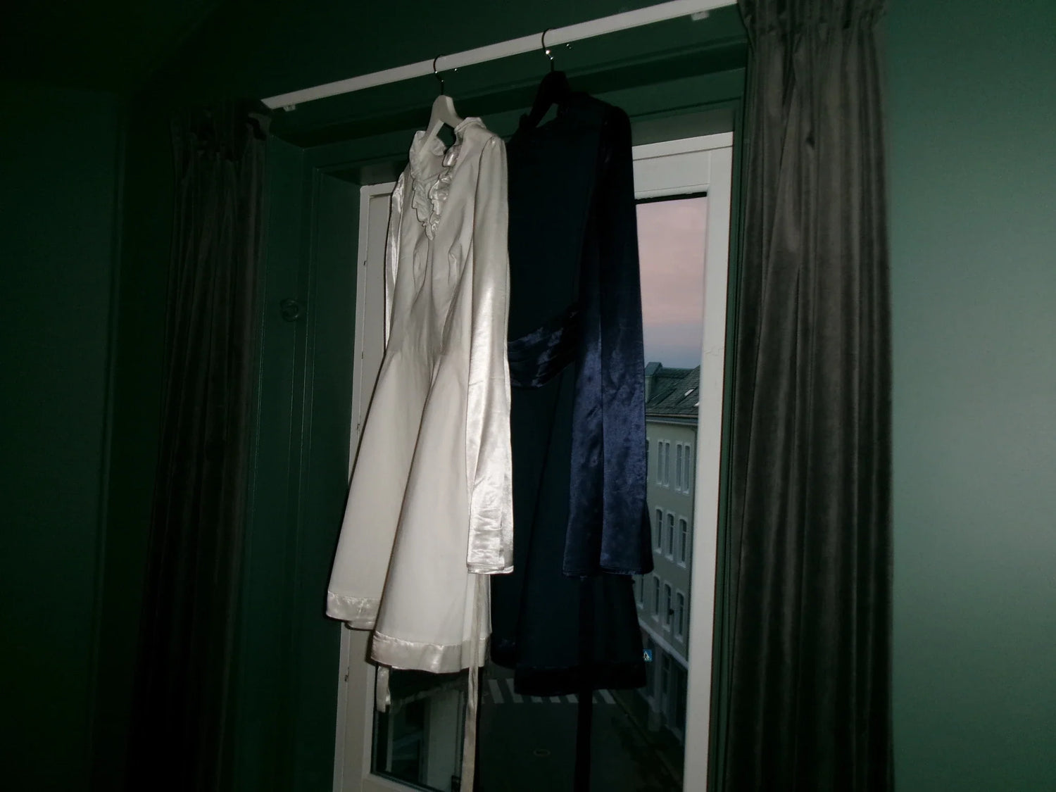 Ellis dresses in white and navy